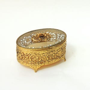 Vintage Schatulle Schmuckschatulle mit Klappdeckel, Gold Ormolu, Vitrinenbox aus facettiertem Glas mit Fuß