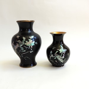 Japanse messing geëmailleerde vazen, set van twee, parelmoer, pauwen, vintage glanzende zwarte lak