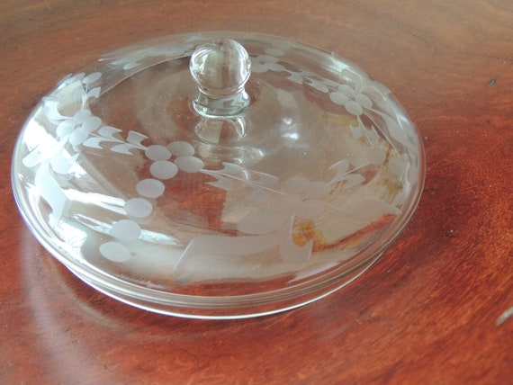 Vintage Etched Glass Trinket Box, lidded storage,… - image 3