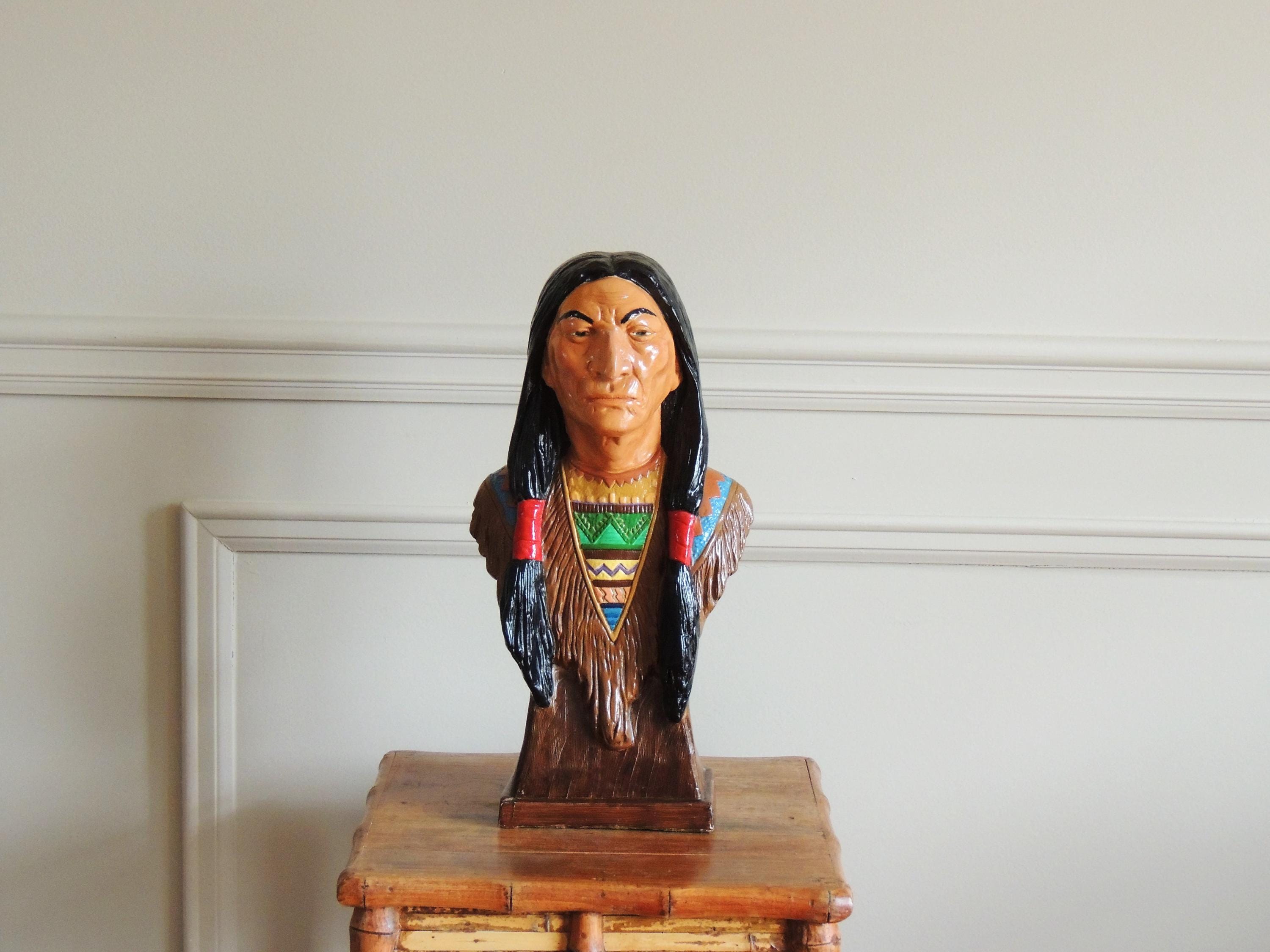 Figurine Chef Indien Au Calumet – Résine Peinte à La Main, Hauteur 30,5 Cm – Style Amérindien