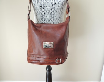 Vintage bruine leren Valentina bucket bag, Italiaans, schoudertas of crossbodytas.