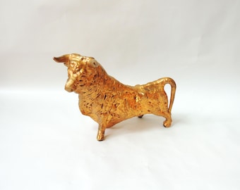 Vintage standbeeld van verguld goud stier uit het midden van de eeuw, keramische sculptuur