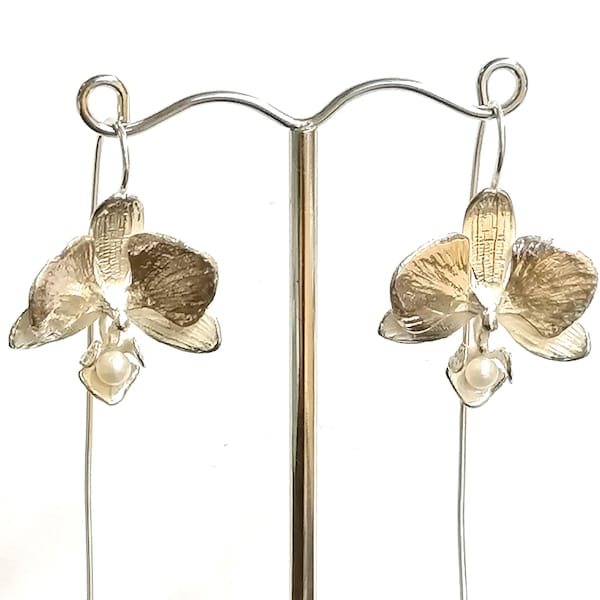 養殖真珠をあしらったスターリングシルバーの手作りオーキッドドロップイヤリング