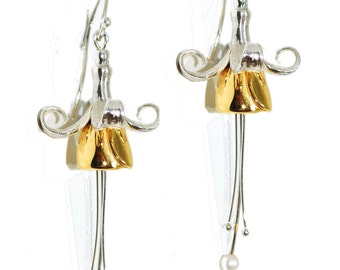 Gotas fucsia, hechas a mano en plata y engastadas con perlas cultivadas, hechas a mano.