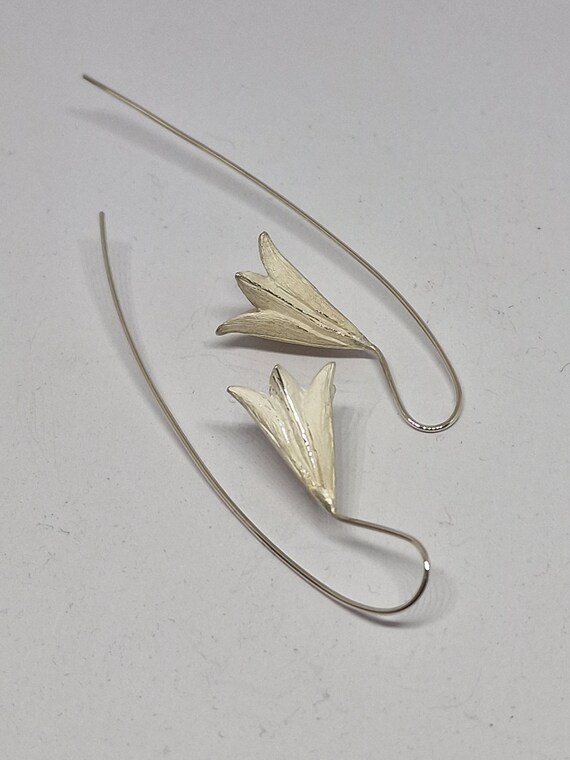 Orecchini Pendenti In Argento 925 A Forma Di Giglio, Finitura Lucida E Ossidata, Con Gancio A Pesce, 32 Mm