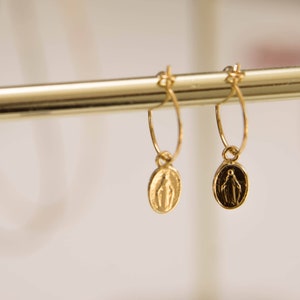 Boucles d'oreilles mini créoles Marie dorées à l'Or 24 carats médaillon vierge