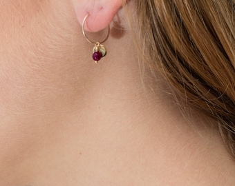 Minimalistische Creolen Granat Edelstein Lola, zierliche Creolen, goldene Creolen, einfache Creolen, winzige Creolen, zarte Ohrringe, dünne Creolen