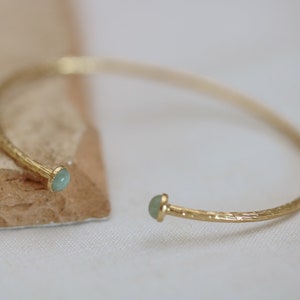 Bracelet Jonc ajustable Laura doré à l&#39;or fin 24 carats et pierre fine au choix