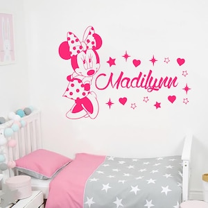 Könnte beinhalten: Rosa Minnie Mouse Wandtattoo mit dem Namen Madilynn, Sternen und Herzen.