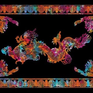 Può includere: Un vivace disegno di drago colorato su sfondo nero. Il drago è reso in tonalità di arancione, rosa e blu. L'immagine è incorniciata da un bordo decorativo con motivi ripetuti in colori simili.