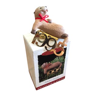 1995 HALLMARK KEEPSAKE &quot;Fabulous Decade&quot; laid-back OTTER OrnamentX24-218