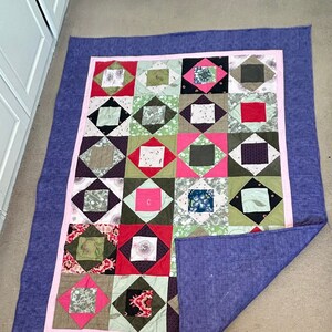 Koc pamiątkowy Bespoke Memory quilt wykonany z koszulek lub ubrań bliskich. Koc pamiątkowy Remembrance quilt.