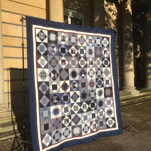 Koc pamiątkowy Bespoke Memory quilt wykonany z koszulek lub ubrań bliskich. Koc pamiątkowy Remembrance quilt.