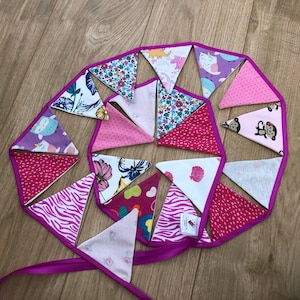 Wimpelkette aus Baby-Mädchen-Kleidung, rosa-lila, Baby-Grow
