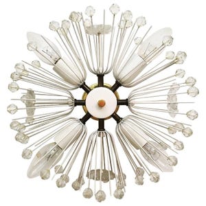 Peut inclure: Un luminaire de plafond blanc et or avec un design en forme d'étoile. Le luminaire a plusieurs bras avec des ampoules en verre clair et des accents de cristal.