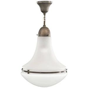 Op de afbeelding: Een witte, gematteerde glazen hanglamp met een zilveren metalen frame en een zilveren metalen bovenkant.