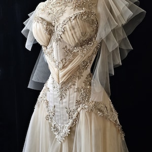 ゴールドとベージュのウェディングドレス