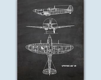 Könnte beinhalten: Eine Schwarzweiß-Zeichnung eines Spitfire MK VB Flugzeugs auf einem schwarzen Tafelhintergrund. Die Zeichnung zeigt das Flugzeug aus drei verschiedenen Perspektiven: von der Seite, von oben und von unten.