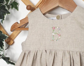 Schönes gesticktes personalisiertes Leinenkleid mit Blumeninitiale. Grössen 0-6 Jahre.