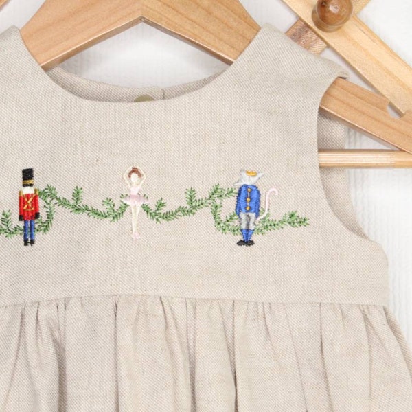 Robe de Noël brodée Casse-Noisette pour fillettes. Tailles 0-6 ans.