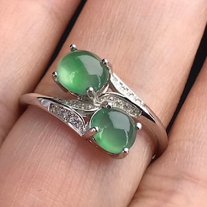 Hermoso anillo con cabujones dobles de jadeíta birmana verde translúcido altamente helado certificado