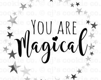 Może przedstawiać: Czarno-biały projekt graficzny z białym tłem i czarnym tekstem nakładanym na niego, który brzmi "YOU ARE MAGICAL" z małym sercem nad słowem "MAGICAL". Tekst jest otoczony kółkiem szarych akwarelowych gwiazd.