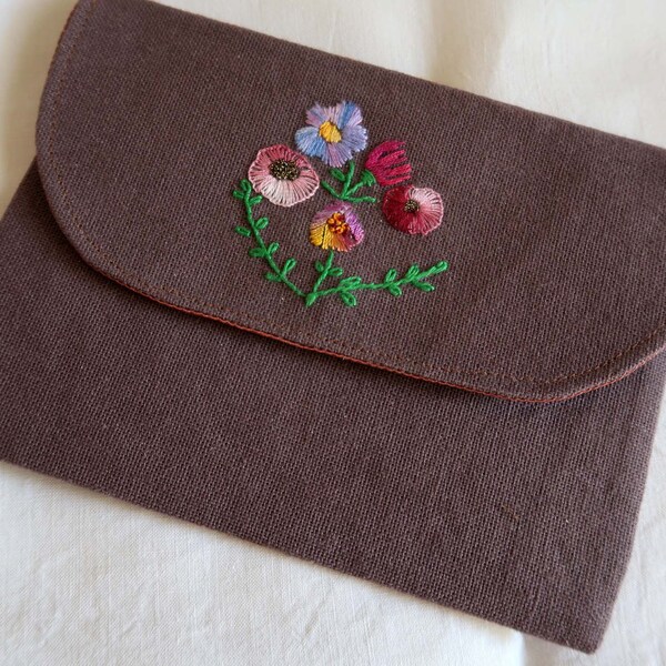 Pochette plate lin brodé multi usage cadeau unique exemplaire motif floral