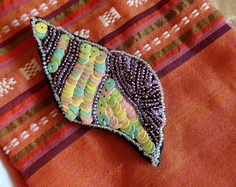 Broche brodée coquillage perles et paillettes, idée cadeau Maman anniversaire, remerciement exemplaire unique fait main