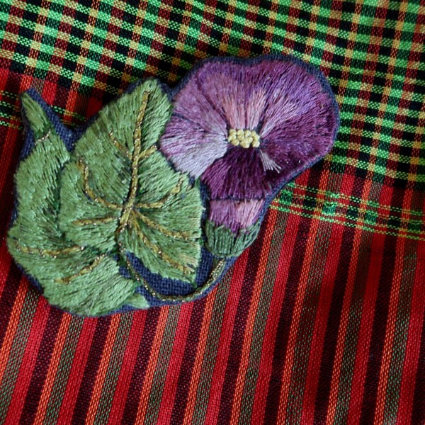 Broche brodée fleur violette, idée cadeau Maman anniversaire, amie exemplaire unique broderie main bijou textile