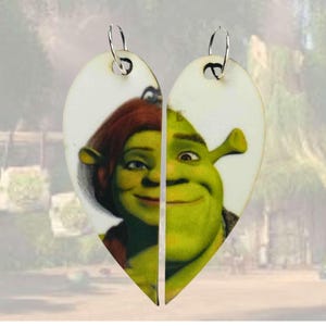 Pingentes de coração combinando Shrek e Fiona – Presente de casal de conto de fadas ou BFF – Colar de madeira ou chaveiro – Presente engraçado de Dia dos Namorados