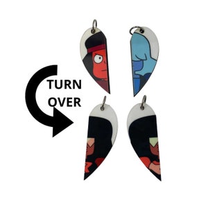 Może przedstawiać: Cztery wisiorki w kształcie serca z postaciami z kreskówek, każdy podzielony na pół. Dwa wisiorki przedstawiają postać o czerwonej skórze i postać o niebieskiej skórze. Pozostałe dwa wisiorki przedstawiają te same postacie, ale z innym wzorem. Tekst "TURN OVER" znajduje się obok zakrzywionej strzałki.