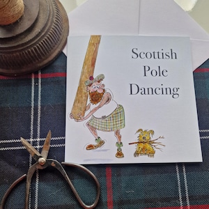 Carte écossaise sur le thème des jeux des Highlands : le lancer et la pole dance sont un cadeau original à personnaliser pour toute occasion et à faire rire.