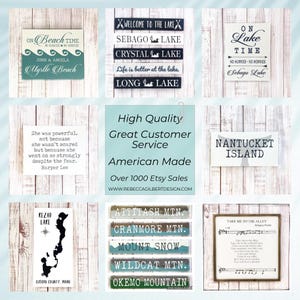 Puede incluir: Una colecci&oacute;n de letreros de madera con varios dise&ntilde;os y texto. Algunos letreros presentan nombres de lagos como Sebago Lake y Crystal Lake. Otros muestran citas, mapas y el texto "Nantucket Island". Los letreros son de varios colores y estilos.