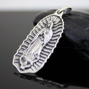 Medalla de Guadalupe, Medalla de Nuestra Señora de Guadalupe en Plata Esterlina Oxidada, Collar Extra Grande de la Virgen de Guadalupe, Collar XL de Guadalupe