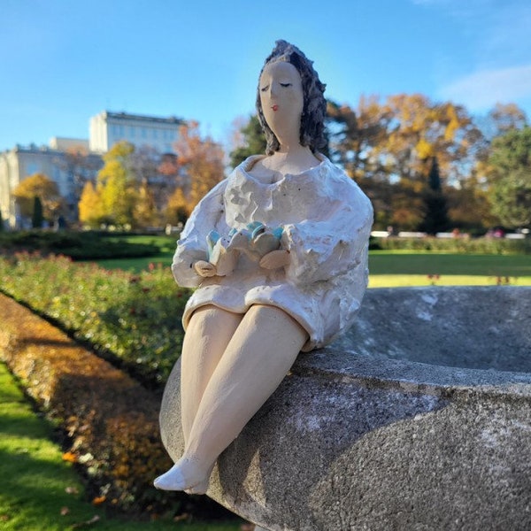 femme assise, sculpture faite main en céramique