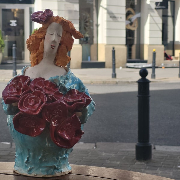 femme avec des fleurs, sculpture en céramique faite main