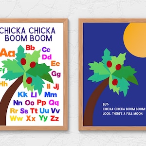 Może przedstawiać: Dwa oprawione wydruki z drewnianą ramą. Lewy wydruk przedstawia kolorowy alfabet z grafiką palmy i tekstem "Chicka Chicka Boom Boom". Prawy wydruk przedstawia palmę pod pełnią księżyca z tekstem "Chicka Chicka Boom Boom! Spójrz, jest pełnia księżyca."