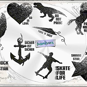 Op de afbeelding: Zwart-witte grafische ontwerpen met verschillende spreuken, waaronder "With Love", "So in Love", "Take it Easy", "Do Not Panic", "Forever and Always", "Sicher ist Sicher", "Rock Star", "Shining Star" en "Skate for Life".