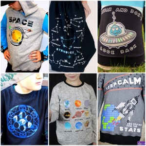 Può includere: Sei diversi design di felpe con grafica a tema spaziale. I design includono pianeti, stelle, costellazioni, razzi e alieni. Le felpe sono di vari colori, tra cui grigio, nero e blu.