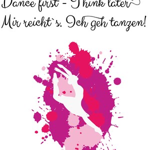 Op de afbeelding: Een wit silhouet van een danser op een roze en rode waterverf-spetterachtergrond. De tekst "Tanz mal dr&uuml;ber nach! Dance first - Think later Mir reicht's. Ich geh tanzen!" is geschreven in zwarte cursieve letters.