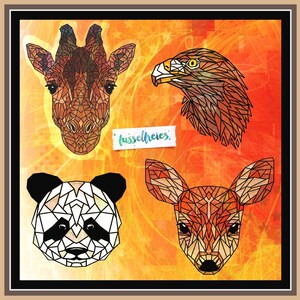 K&ouml;nnte beinhalten: Eine digitale Illustration von vier Tieren: einer Giraffe, einem Adler, einem Panda und einem Reh. Die Tiere sind alle in einem geometrischen Stil dargestellt, wobei ihre K&ouml;rper aus vielen kleinen Dreiecken bestehen. Der Hintergrund ist in leuchtenden Orange- und Gelbt&ouml;nen gehalten.