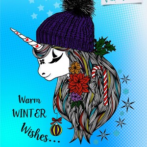K&ouml;nnte beinhalten: Ein wei&szlig;es Einhorn mit einer lila Strickm&uuml;tze, einem Zuckerstangen und einem Weihnachtsbaumschmuck, der an seiner M&auml;hne h&auml;ngt. Das Einhorn hat eine bunte M&auml;hne und einen bunten Schwanz. Der Hintergrund ist ein blaues und wei&szlig;es Punkte-Muster mit Schneeflocken. Der Text "Warm WINTER Wishes..." ist in Schwarz auf der linken Seite des Bildes geschrieben. Der Text "fussselfreies." ist in Schwarz auf der rechten Seite des Bildes geschrieben.