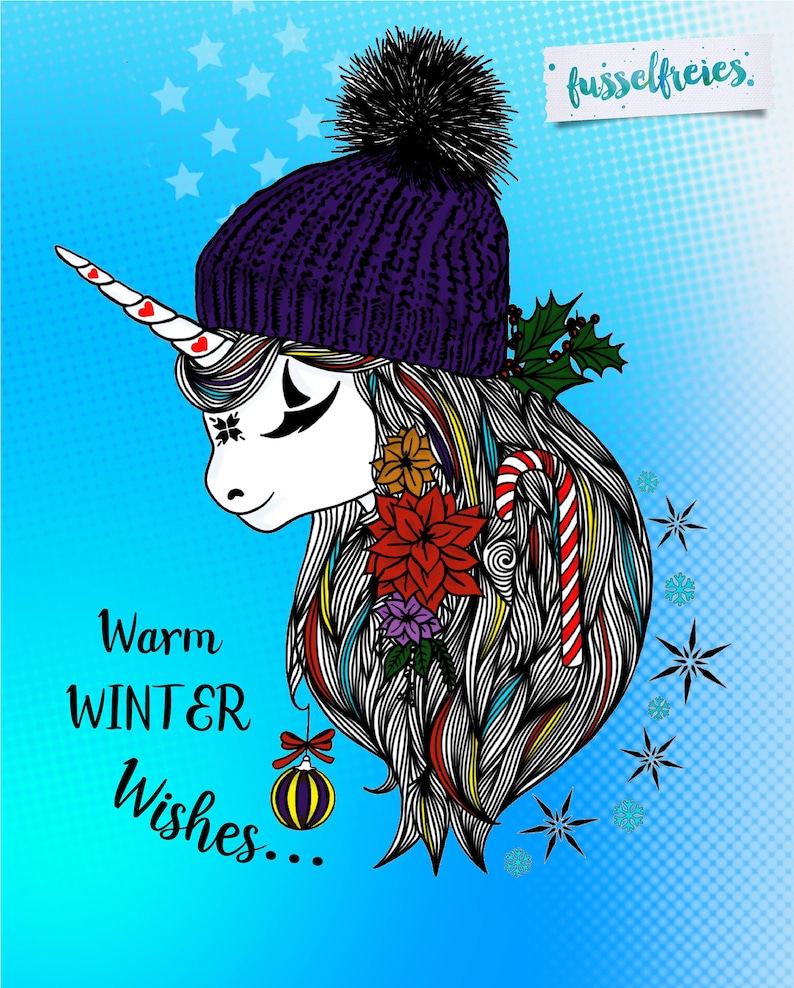 K&ouml;nnte beinhalten: Ein wei&szlig;es Einhorn mit einer lila Strickm&uuml;tze, einem Zuckerstangen und einem Weihnachtsbaumschmuck, der an seiner M&auml;hne h&auml;ngt. Das Einhorn hat eine bunte M&auml;hne und einen bunten Schwanz. Der Hintergrund ist ein blaues und wei&szlig;es Punkte-Muster mit Schneeflocken. Der Text "Warm WINTER Wishes..." ist in Schwarz auf der linken Seite des Bildes geschrieben. Der Text "fussselfreies." ist in Schwarz auf der rechten Seite des Bildes geschrieben.