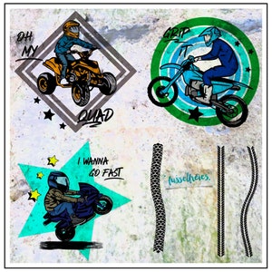 Può includere: Quattro illustrazioni di diversi tipi di motociclette. L'immagine in alto a sinistra mostra un ATV giallo con il testo "Oh My Quad". L'immagine in alto a destra mostra una moto da cross verde e blu con il testo "Grip It". L'immagine in basso a sinistra mostra una motocicletta blu e nera con il testo "I Wanna Go Fast". L'immagine in basso a destra mostra tre motivi di battistrada di pneumatici neri con il testo "fussselfreies".