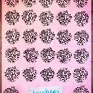 K&ouml;nnte beinhalten: Ein Satz von 26 Alphabetbuchstaben, jeder Buchstabe ist von einem Kranz aus Blumen umgeben. Die Buchstaben sind in Schwarzwei&szlig; und die Blumen in Graut&ouml;nen. Der Hintergrund ist hellrosa mit einem wei&szlig;en Ziegelmuster. Der Text "fussselfreies" ist in Blau auf einem wei&szlig;en Aufkleber geschrieben.