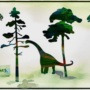 K&ouml;nnte beinhalten: Eine Aquarell-Illustration von drei Dinosauriern mit einem gr&uuml;nen Baum im Hintergrund. Die Dinosaurier sind alle in verschiedenen Farben und haben unterschiedliche Muster. Der Text "Dinosaurs" ist auf den Hals eines der Dinosaurier geschrieben.