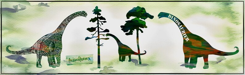 K&ouml;nnte beinhalten: Eine Aquarell-Illustration von drei Dinosauriern mit einem gr&uuml;nen Baum im Hintergrund. Die Dinosaurier sind alle in verschiedenen Farben und haben unterschiedliche Muster. Der Text "Dinosaurs" ist auf den Hals eines der Dinosaurier geschrieben.