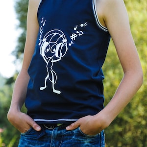 Könnte beinhalten: Ein marineblaues Tanktop mit einer weißen Grafik einer Ameise, die Kopfhörer trägt und Musiknoten. Das Tanktop hat einen weißen Besatz am Hals und an den Armlöchern.