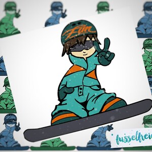 Può includere: Un'illustrazione di un cartone animato di uno snowboarder che indossa una tuta blu e arancione, un casco nero con la scritta "Fun" e occhiali protettivi. Lo snowboarder sta alzando due dita in segno di pace. Lo snowboarder è in piedi su uno snowboard con uno sfondo bianco.