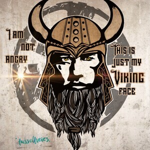 K&ouml;nnte beinhalten: Eine Schwarzwei&szlig;illustration eines Wikingers mit einem geh&ouml;rnten Helm. Der Text "Ich bin nicht w&uuml;tend. Das ist nur mein Wikinger-Gesicht." ist um das Bild herum geschrieben.